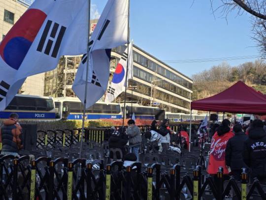 서울중앙지법 인근에서 밤샘 집회 이어가는 윤 전 대통령 지지자들 <사진=연합뉴스>