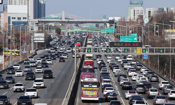 설 연휴 마지막 날인18일 경부고속도로 수원신갈IC 부근 차량들 <사진=연합뉴스>