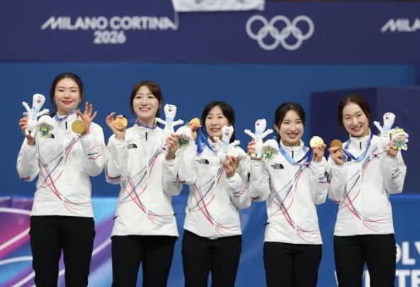 쇼트트랙 여자 3000m 계주 결승 금메달리스트 최민정, 김길리, 이소연, 노도희, 심석희(오른쪽부터) 선수 <사진=연합뉴스>