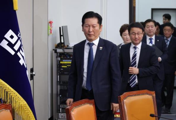 20일 더불어민주당 최고위원회의 입장하는 정청래 대표