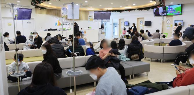 독감 유행에 붐비는 어린이병원 <사진=연합뉴스>