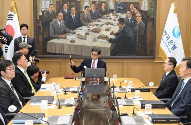 의사봉 두드리는 이창용 한국은행 총재 <사진=연합뉴스>