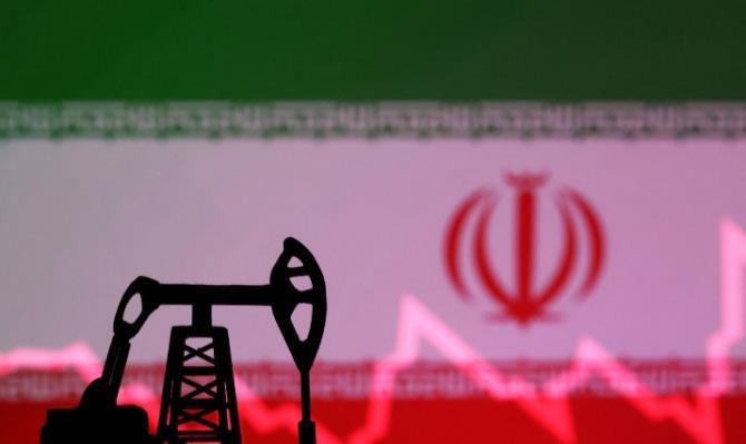 이란 국기 앞에 세워진 원유 펌프잭 모형 <사진=연합뉴스>