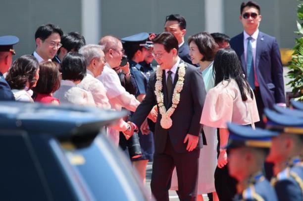 필리핀 도착한 이재명 대통령 <사진=연합뉴스>