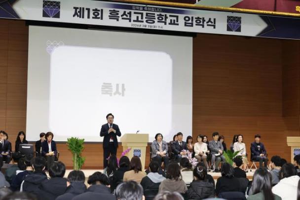 흑석고 입학식에 참석한 박일하 구청장 <사진=동작구>