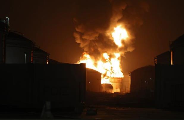 아랍에미리트(UAE) 후자이라에서 이란 드론 파편이 터지면서 화재가 발생한 모습 <사진=연합뉴스>