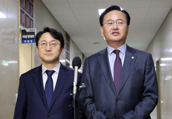 더불어민주당 천준호 원내수석부대표(왼쪽)와 국민의힘 유상범 원내수석부대표 <사진=연합뉴스>