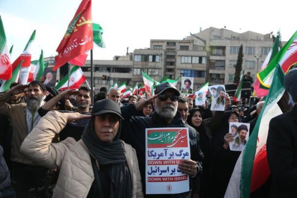 모즈타바에 충성 맹세하는 테헤란 시민들 <사진=신화/연합뉴스>