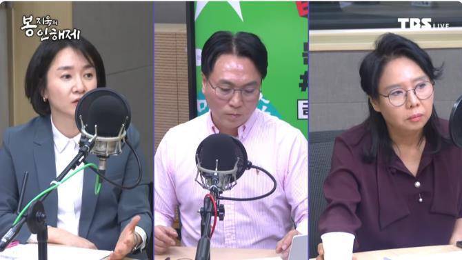 TBS ''봉지욱의 봉인해제''에 출연한 채다은(왼), 노영희(오) 변호사 <사진=TBS>