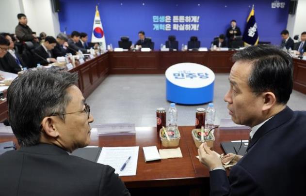 중동사태 경제 대응 TF, 대화하는 이형일 재경부1차관-권대영 금융위 부위원장 <사진=연합뉴스>