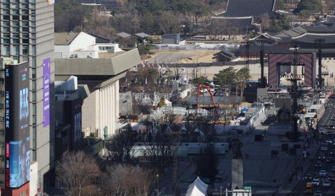 BTS 공연 준비로 분주한 광화문광장 <사진=연합뉴스>