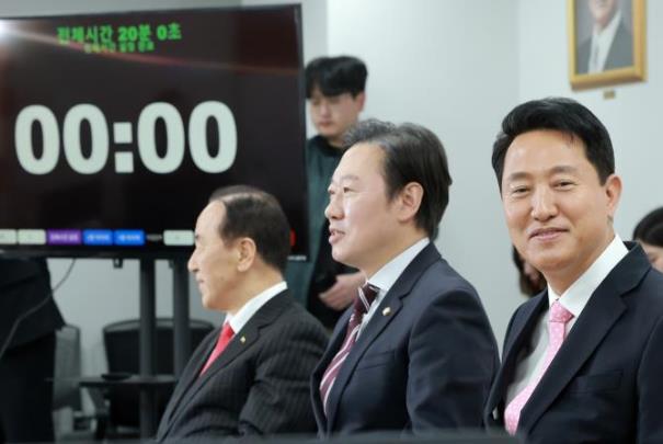 국민의힘 박수민(가운데), 오세훈(오른쪽) 서울시장 예비후보 <사진=연합뉴스>