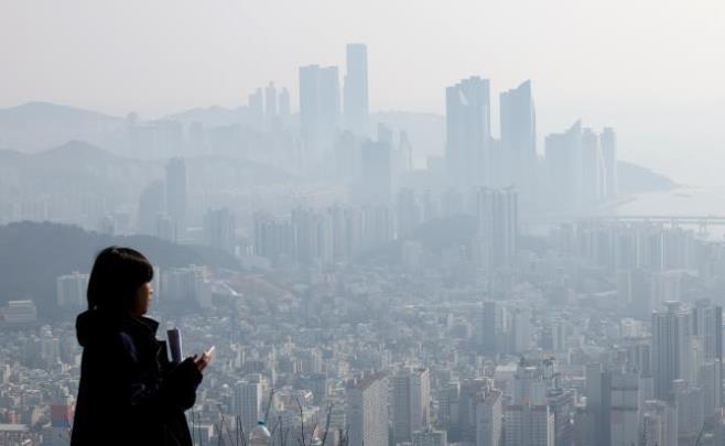 미세먼지로 뿌연 서울 <사진=연합뉴스>