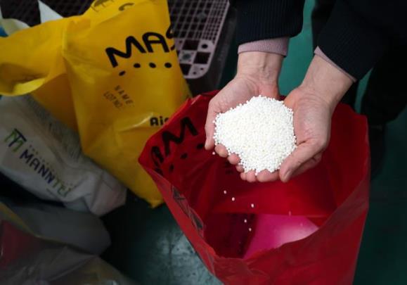 경기 안산시의 한 플라스틱 필름 제조 공장의 원료 창고 <사진=연합뉴스>