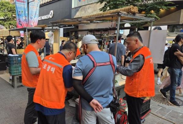 지난해 명동 거리가게 실태조사 모습 <사진=중구청>