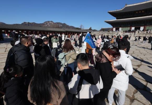 서울 경복궁 둘러보는 중국 단체관광객들 <사진=연합뉴스>