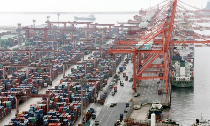 항만의 수출입 콘테이너들 <사진=연합뉴스>