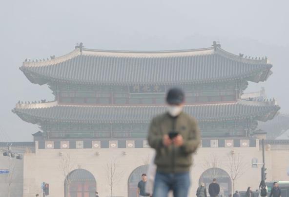 미세먼지로 뿌옇게 보이는 광화문 <사진=연합뉴스>