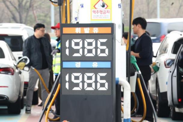 기름값 상승세 지속에 서울 휘발윳값 1,987원 <자료사진=연합뉴스>