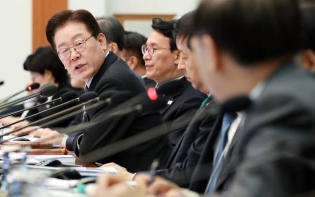 6일 청와대에서 열린 국무회의 겸 비상경제점검회의에서 질문하는 이재명 대통령 <사진=연합뉴스>