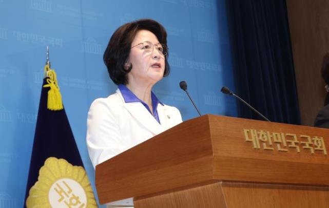 기자회견 하는 추미애 <사진=연합뉴스>