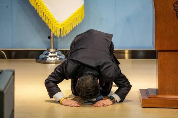 권리당원 투표 호소하며 큰절하는 박주민 더불어민주당 서울시장 경선후보 <사진=박주민의원실>