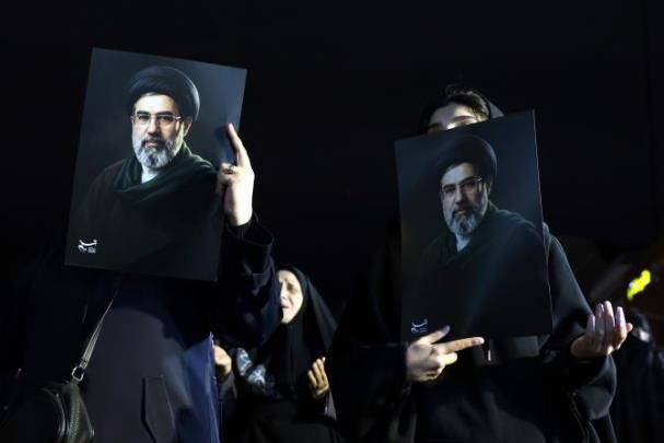 모즈타바 하메네이 사진을 들고 있는 이란 시민들 <사진=연합뉴스>