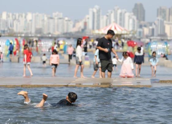 12일 서울 여의도 한강공원 물놀이장 <사진=연합뉴스>