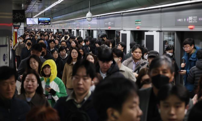 이용객 증가한 서울 시내의 한 지하철 역사 <사진=연합뉴스>