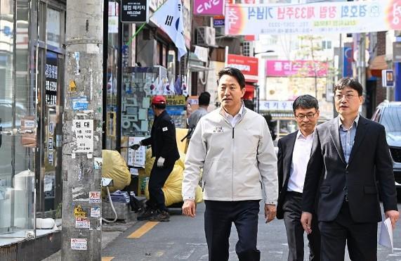 오세훈 서울시장,  중구 방산시장 방문 <사진=연합뉴스>