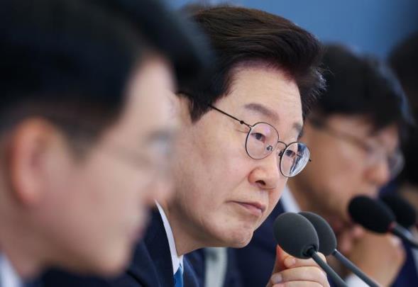 규제합리화위원회 1차회의에서 참석자 발언 듣는 이재명 대통령 <사진=연합뉴스>