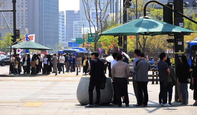 서울 광화문역 네거리 그늘막 아래 사람들 <사진=연합뉴스>