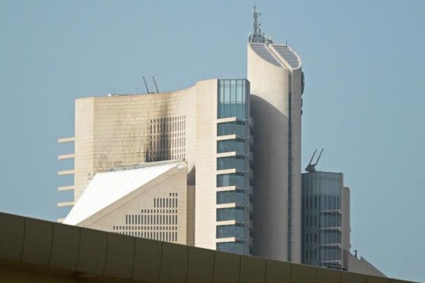 이란의 드론 공격을 받은 쿠웨이트석유공사(KPC) 건물 <사진=AFP/연합뉴스>