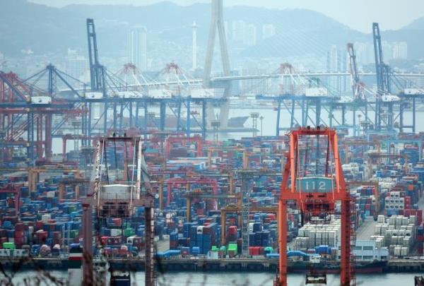 쌓여있는 컨테이너 <사진=연합뉴스>