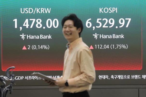 하나은행 딜링룸 <사진=연합뉴스>