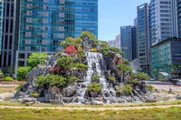공덕오거리 교통섬에 조성된 폭포 전경 <사진=마포구청 제공>