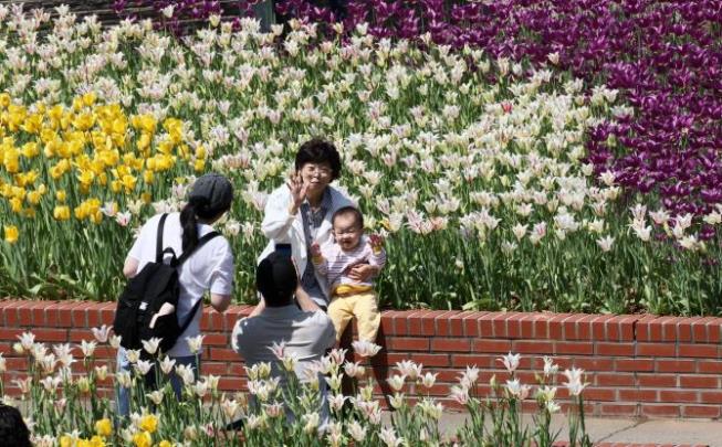 제18회 고양국제꽃박람회에서 봄나들이 즐기는 시민들 <사진=연합뉴스>