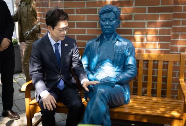 전태일 열사 기념관 찾은 정원오 더불어민주당 서울시장 후보 <사진=정원오후보캠프>