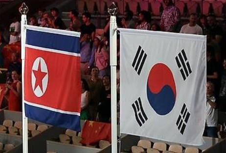 태극기와 북한 인공기 <사진=연합뉴스>