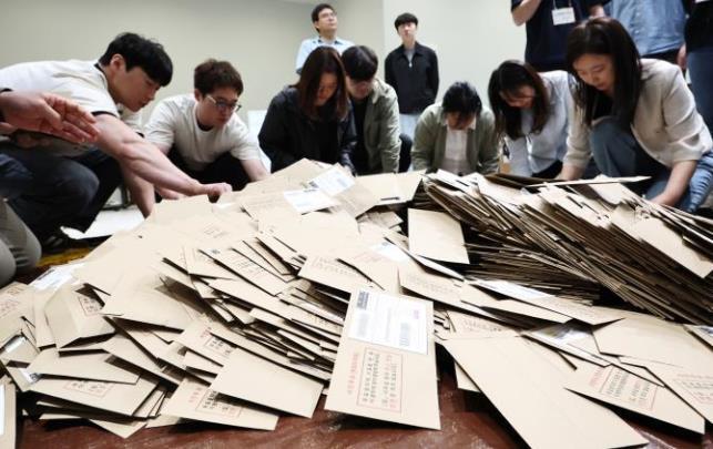 사전투표 종료, 관외 투표지 분류하는 관계자들 <사진=연합뉴스>