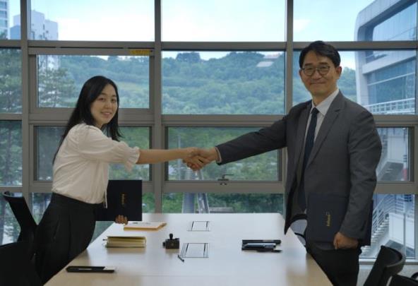 김연수 TBS 경영전략본부장(왼쪽)과 장준천 코바코 전략마케팅국장(오른쪽) <사진=TBS>