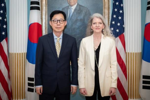 박윤주 외교부 1차관-앨리슨 후커 미국 국무부 정무차관  <사진=연합뉴스>