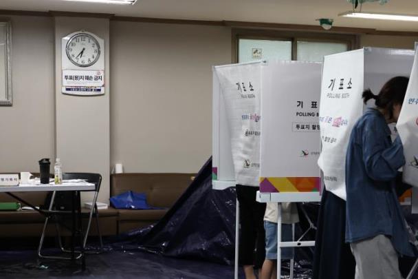 투표용지 부족으로 투표가 지연된 서울 송파구 가락2동 제3투표소 <사진=연합뉴스>