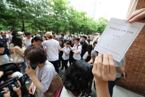 송파구서 투표용지 부족.. 대기하는 유권자들 <사진=연합뉴스>