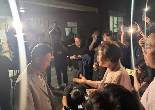 ''대기표 배부'' 잠실7동 제2투표소에서 대치하는 모습 <사진=연합뉴스>