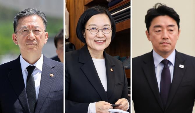 정성호 법무부 장관, 한성숙 중소벤처기업부 장관, 강훈식 비서실장 <사진=연합뉴스>