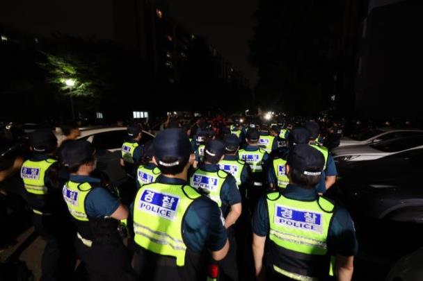 잠실 투표소에 배치된 경찰 기동대 <사진=연합뉴스>