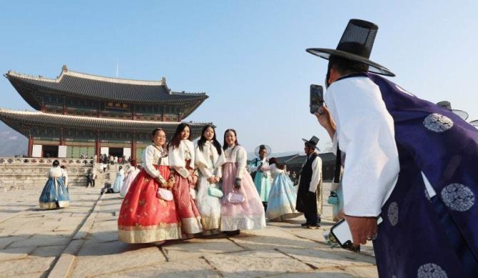 한복 입은 외국인 관광객 <사진=연합뉴스>