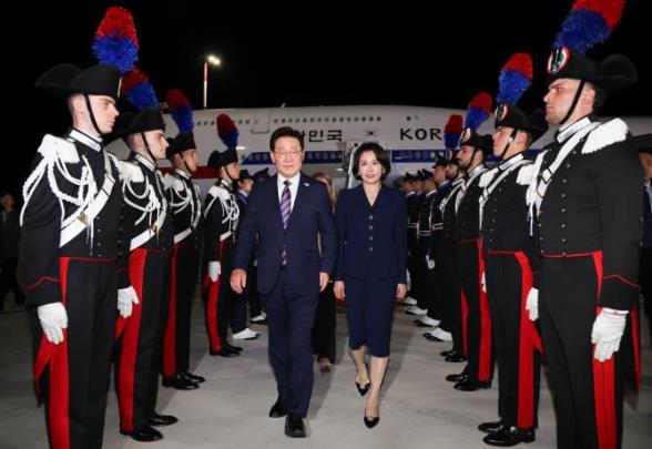 이탈리아 도착한 이재명 대통령 내외 <사진=연합뉴스>