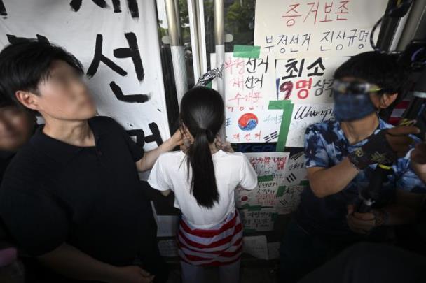 잠실 핸드볼경기장 진입 저지하는 시위 참가자 <사진=연합뉴스>